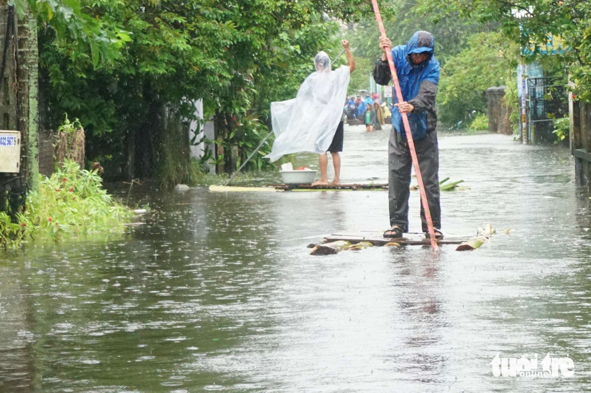 岘港洪水区域的图像:白茫茫的水,居民划船出行